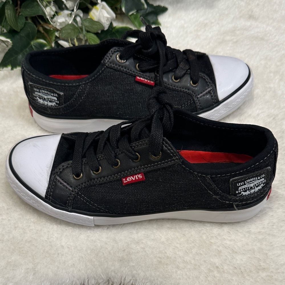 Kids Levi sneakers.